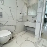 Modern 3 Bedroom With Pool *