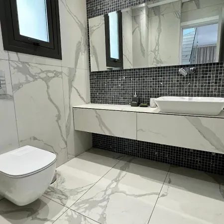 Modern 3 Bedroom With Pool