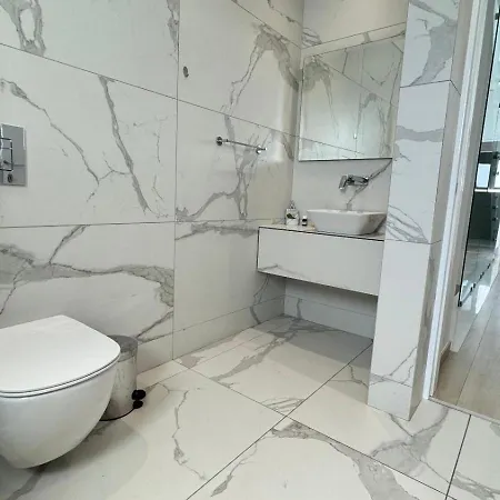 Modern 3 Bedroom With Pool *