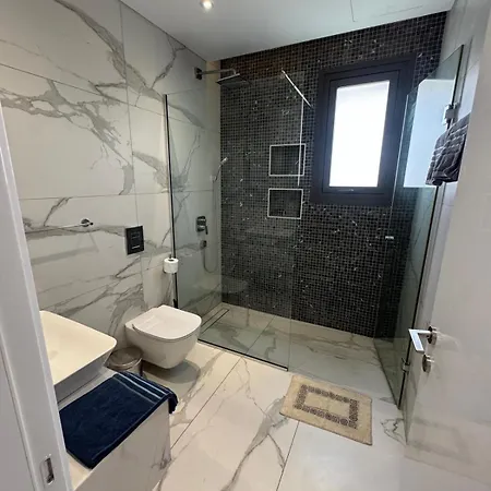 Modern 3 Bedroom With Pool *