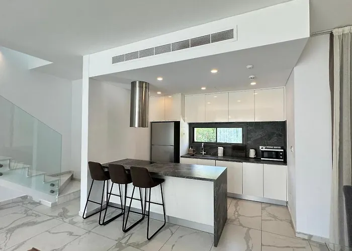 Modern 3 Bedroom With Pool Vila *