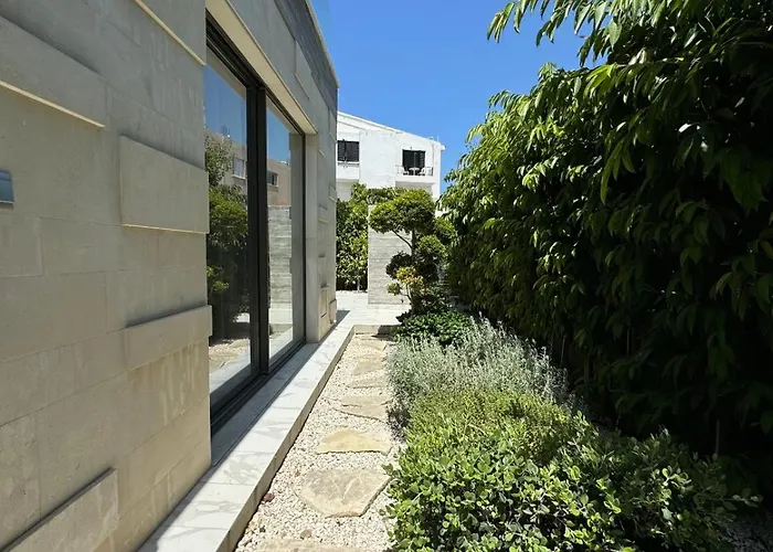 Modern 3 Bedroom With Pool *