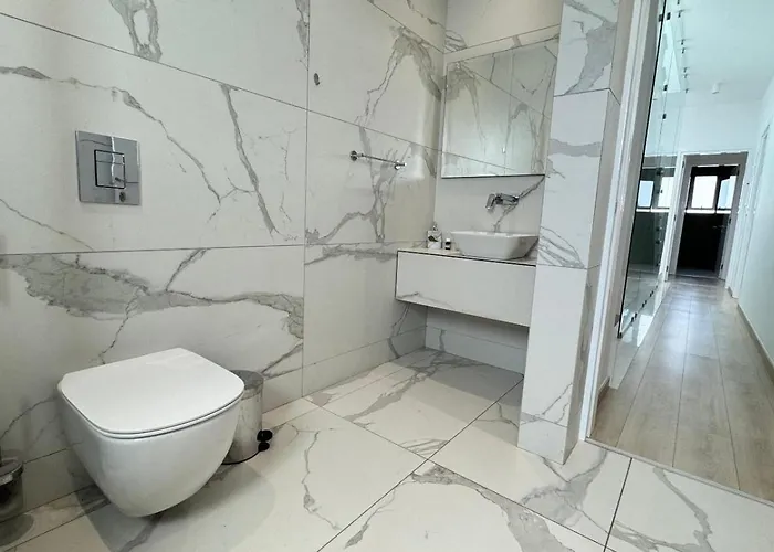 Modern 3 Bedroom With Pool *