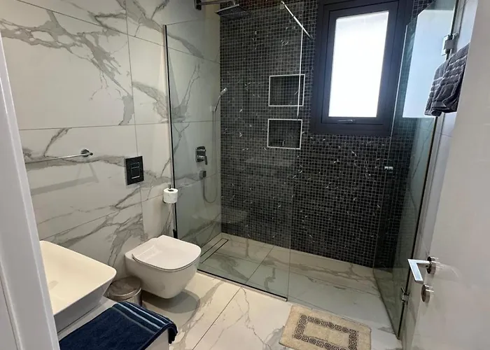 Modern 3 Bedroom With Pool *